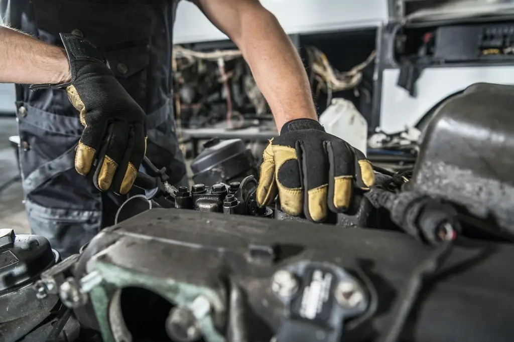 mechanic repair semi truck diesel engine
